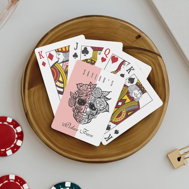 Baralho Rosto do crânio e Florais Nome personalizado Face  (Skull Face & Florals Custom Name Poker Face Playing Cards)