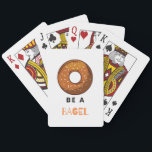 Baralho Seja um Design do Lover Bagel Funny Comida<br><div class="desc">Adicione um toque de humor às suas noites de jogo com estas cartas de jogar "Seja uma Bagel". Apresentando uma ilustração divertida do bagel e um trocadilho espirituoso, este baralho único é perfeito para amantes de comida, entusiastas de brunch e qualquer pessoa que desfrute de um design lúdico. Feitas com...</div>