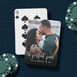 Baralho Um par perfeito | Noivado Foto ou Favor de Casamen<br><div class="desc">Crie um favor de casamento personalizado inesquecível para os seus convidados com estes cartões de jogo personalizados, apresentando o seu instantâneo favorito ou a fotografia do noivado no sangramento do cheio. "Um par perfeito" está sobreposto em letras brancas de escrita caligráfica em um elemento de gradiente preto para fornecer contraste...</div>
