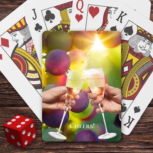Baralho Vinhos Jogam Cartões (Deck of cards featuring a toast with wine glasses on a colorful grapes background)
