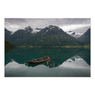 Barco a remos velho com a foto da reflexão da