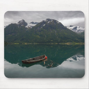 Barco a remos velho com mousepad da reflexão da