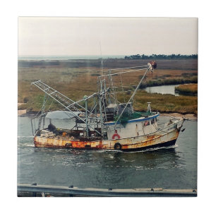 Barco de pesca enferrujado Água azul em Marsh