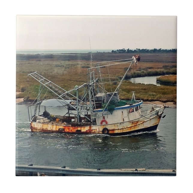 Barco de pesca enferrujado Água azul em Marsh (Frente)