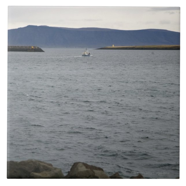 Barco de pesca que sae do porto, Reykjavik, (Frente)