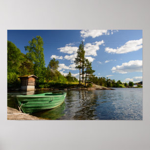 Barco verde em um fiorde no impressão do poster d