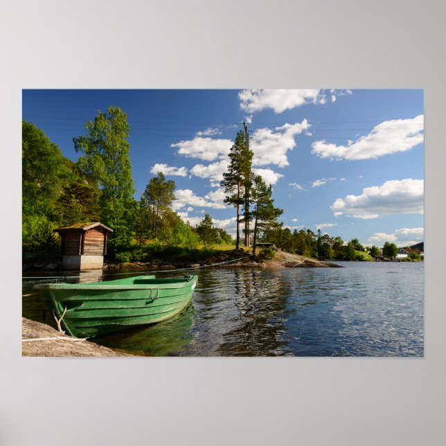 Barco verde num fiorde na Noruega poster impressão (Frente)