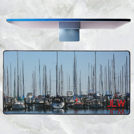 Barcos à vela em linha fotográfica costeira maríti