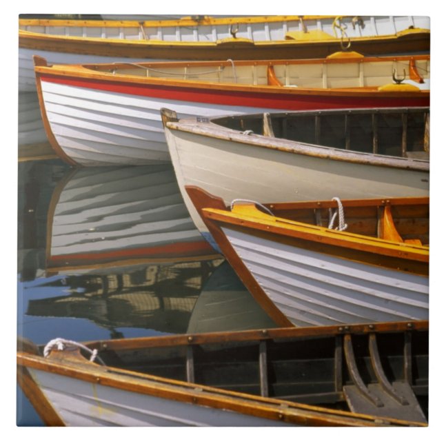 Barcos de cores brilhantes no Wooden Boat Center (Frente)
