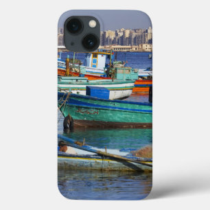 Barcos de pesca coloridos no porto de