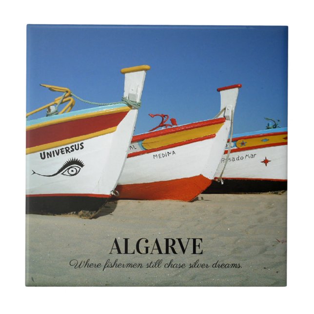 Barcos de Pesca na Foto de Praia de Algarve (Frente)