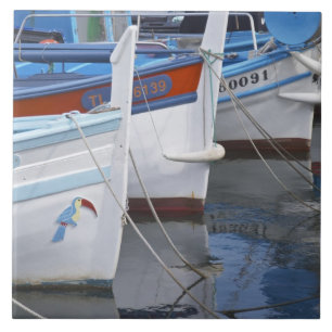 Barcos de pesca provençais típicos pintados em 2