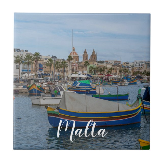 Barcos de pesca tradicionais coloridos em Malta (Frente)
