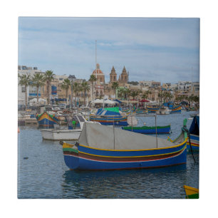 Barcos de pesca tradicionais coloridos em Malta