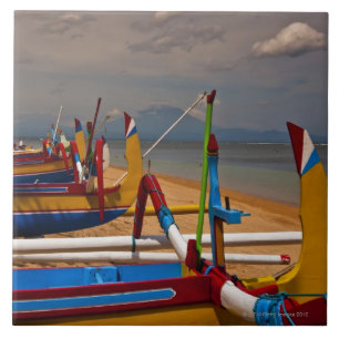 Barcos de pesca tradicionais de Balanese na praia