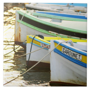 Barcos de pesca tradicionais pintados em
