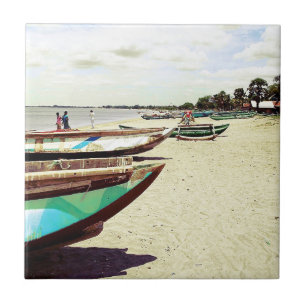 Barcos na praia tropical