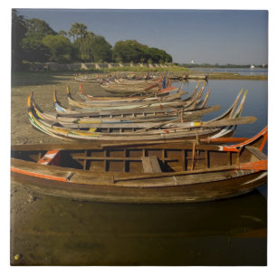 Barcos no lago entre Kyauktawgyi Paya e