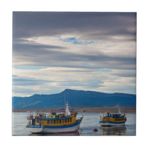 Barcos turísticos na baía do Seno Última Esperanza