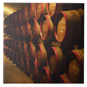 Barris de vinho Tokaj empilhados no Disznoko