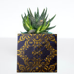 Barroco Clássico Real Azul E Dourado Elegante<br><div class="desc">Design de azulejo decorativo elegante com ornamentos barrocos de ouro sobre fundo azul escuro.</div>