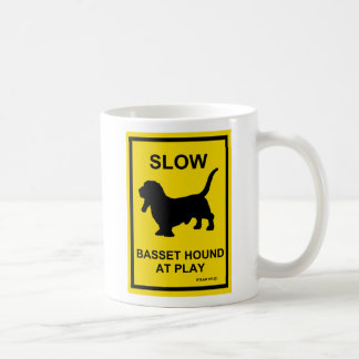 Basset Hound lento na caneca do jogo