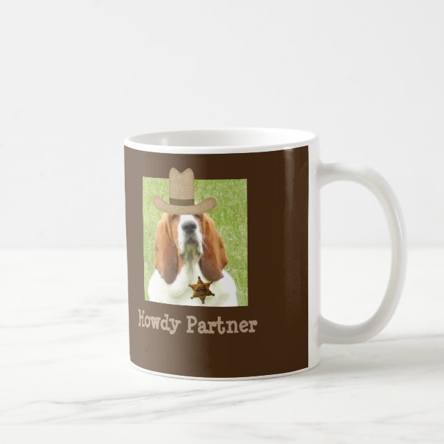Basset Hound na caneca com crachá e chapéu do (Direita)