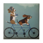 Basset Hound Tandem<br><div class="desc">Basset Hound Tandem de Fabfunky. Possui cabanas de basset andando de bicicleta em um estilo branco,  steampunk. | 192024D</div>