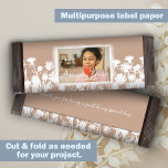 Bat Branco Beige Mitzvah, Bar Personalizado de Doc<br><div class="desc">A simples etiqueta de bar de chocolate DIY bat mitzvah, bege e branco, é versátil para bares doces, pastéis e muitos outros favoritos para festas. Sobremesas especiais ou presentes em casa são bonitos com a foto de Bat Mitzvah e a redação especial. O papel bege "faça você mesmo" com flores...</div>