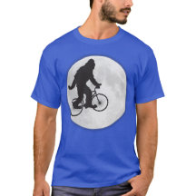Batedor em uma bicicleta no céu com camiseta lunar