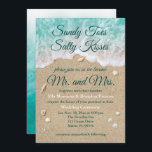 Beach Waves Sandy Toes Salty Kisses Convite de cas<br><div class="desc">O discurso divertido, Sandy Toes Salty Kisses, junte-se a nós enquanto nos tornamos Sr. & A Sra. acentua este convite de casamento sobre um fundo de água turquesa, areia de praia, conchas, estrelas e dólares de areia, fazer perfeito para o casamento de praia, tropical ou destino. O final deste convite...</div>