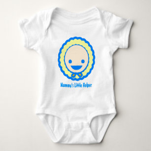 Bebê azul-claro e amarelo numa camiseta da tampa