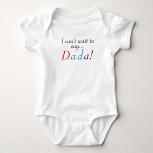 Bebê Dada que diz a camisa da criança do