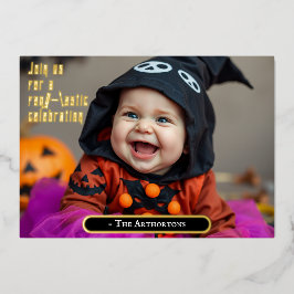 Bebê de Halloween bonito no vestido de bruxa