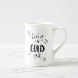 Bebê é para fora caneca fria do inverno