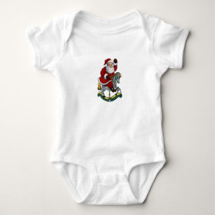 Bebê em camiseta de Santa em um cavalo mecânico