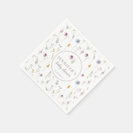 Bebê em guardanapos de chá de fraldas violeta