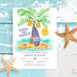 Bebê no Conselho | Convite para Chás de fraldas de<br><div class="desc">O convite para o chá de fraldas do tema Praia e surfe apresenta uma legenda "baby on conselho", uma ilha tropical com aquarelas, prancha de palma, um sol kawaii e estrelas-do-mar. A cor predominante é um roxo mudo, então é perfeita para bebês de menino e menina. Mostrado aqui como um...</div>
