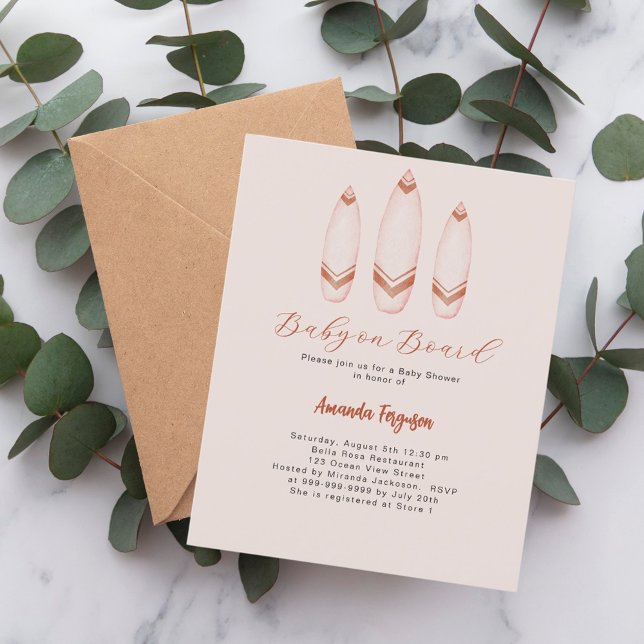 Bebê no surfboard do Conselho Chá de fraldas casta (Criador carregado)