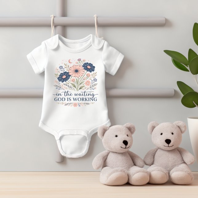 Bebê No Tempo de Espera Deus Está Trabalhando Body para (In the waiting God is Working Baby Bodysuit. )