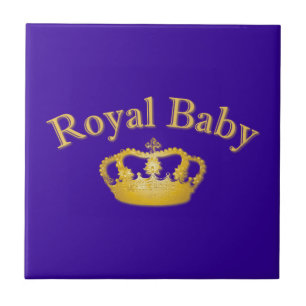 Bebê real com coroa dourada