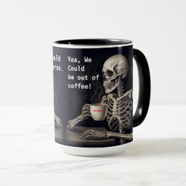Bebendo de esqueleto com caneca amiga