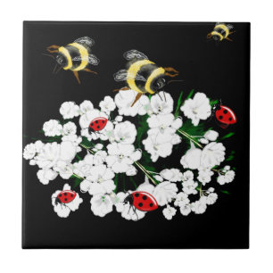 Bebês-frade e flores brancas em preto