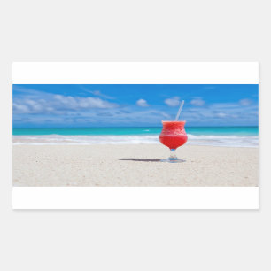 Bebida em etiquetas da praia