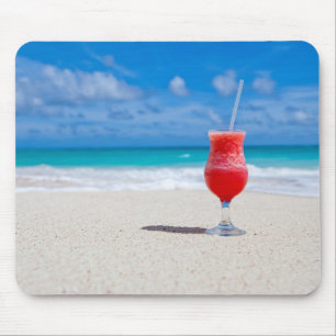 Bebida no mousepad da praia