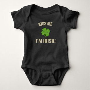Beije-me, mim são camisa irlandesa do bebê