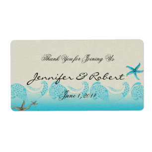 Beira-mar na etiqueta da garrafa de água da areia