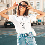 Bela camiseta de guiamento da Cruz de Jesus<br><div class="desc">Camiseta Jesus em caligrafia elegante e tipografia minimalista. Esta moda,  design de fé moderna é a dádiva perfeita e a declaração de moda. #cristão #religião #escritura #fé #bíblia #jesus</div>