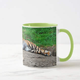 Bela caneca de café com tigre dormindo