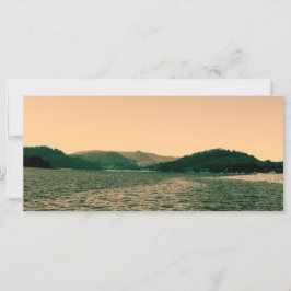 bela paisagem de lago e montanha ao pôr do sol